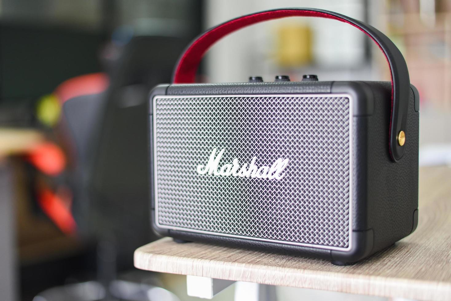 bangkok tailandia 14 de agosto de 2020 marshall kilburn 2 altavoz bluetooth es una de las marcas líderes a nivel mundial en amplificación de sonido e instrumentos musicales marshall speaker foto