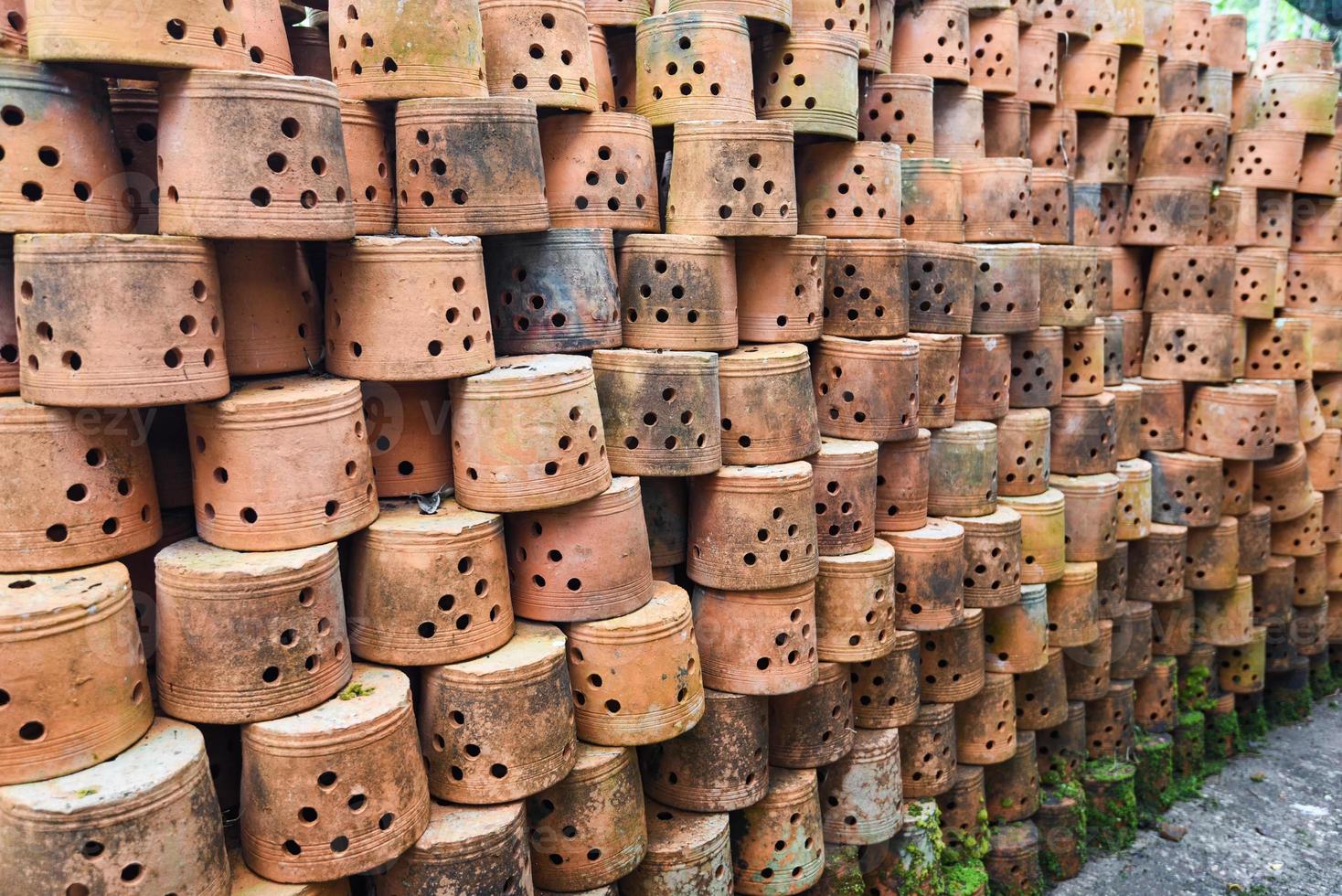 maceta de arcilla en el árbol de plantas de vivero - macetas de terracota para plantas de jardín y flores macetas decorativas foto