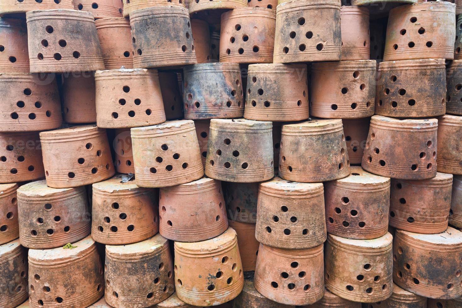 maceta de arcilla en el árbol de plantas de vivero - macetas de terracota para plantas de jardín y flores macetas decorativas foto