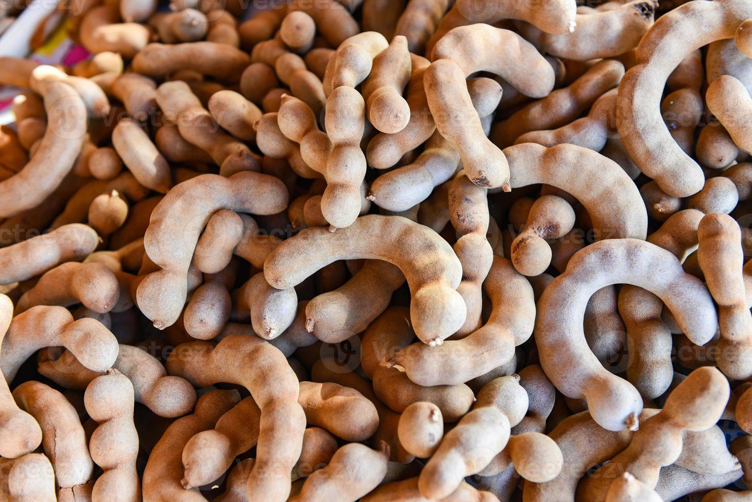 tamarindo para la venta en el mercado de frutas, fondo de textura de tamarindo fresco. foto