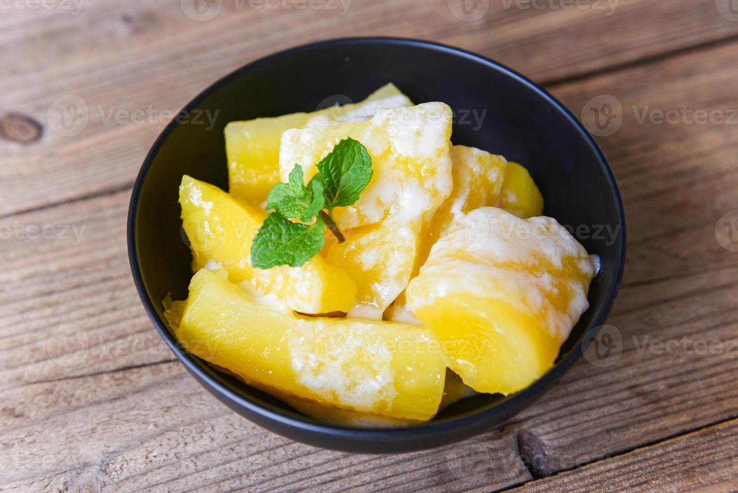 Postre de raíz de mandioca hervida con leche de coco comida tailandesa o comida brasileña mandioca frita, otro nombre manihot esculenta, yuca, mandioca, mandioca, arrurruz brasileño foto