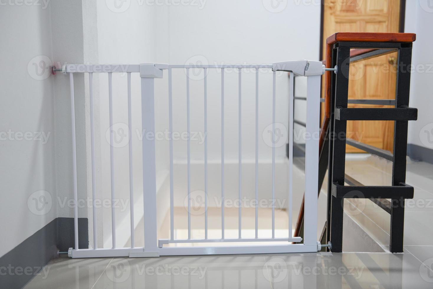 Puerta de seguridad para puerta para bebés, cerca blanca para seguridad de  niños en escaleras o puerta para perros. 4631659 Foto de stock en Vecteezy