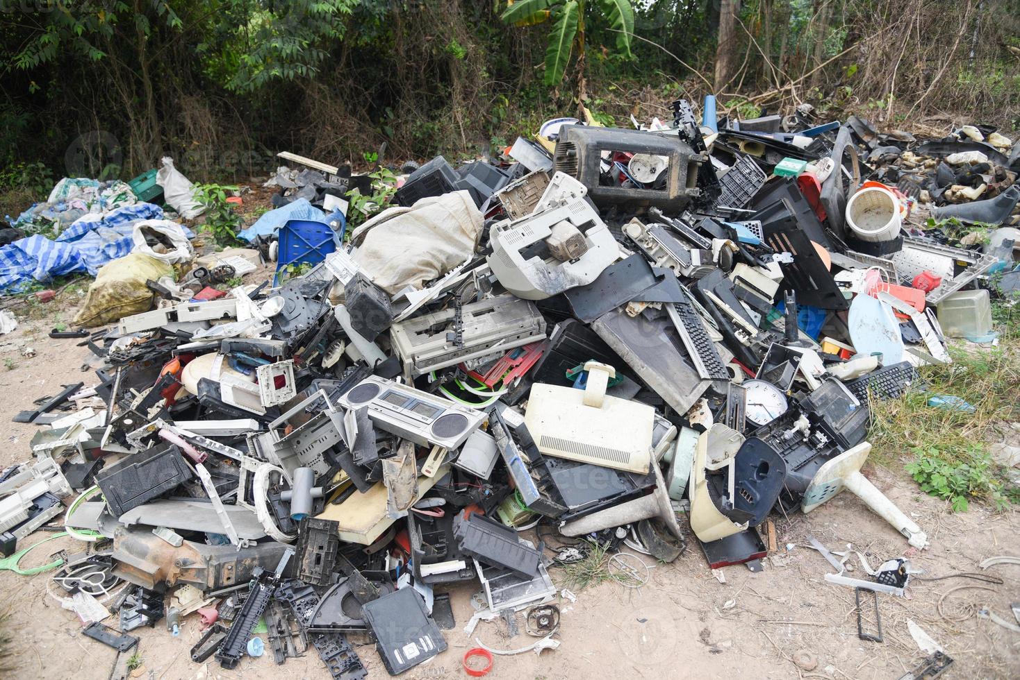 Residuos electrónicos listos para reciclar, pila de artículos electrónicos y domésticos usados División de residuos rota o dañada Reciclaje de basura foto