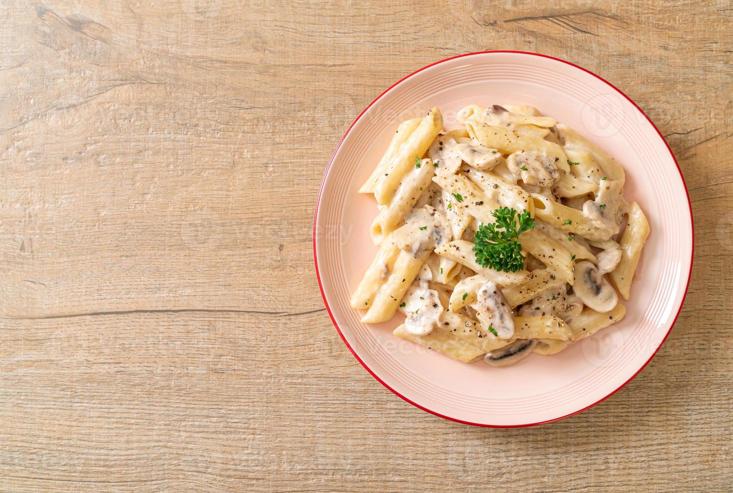 pasta penne salsa de crema carbonara con champiñones foto