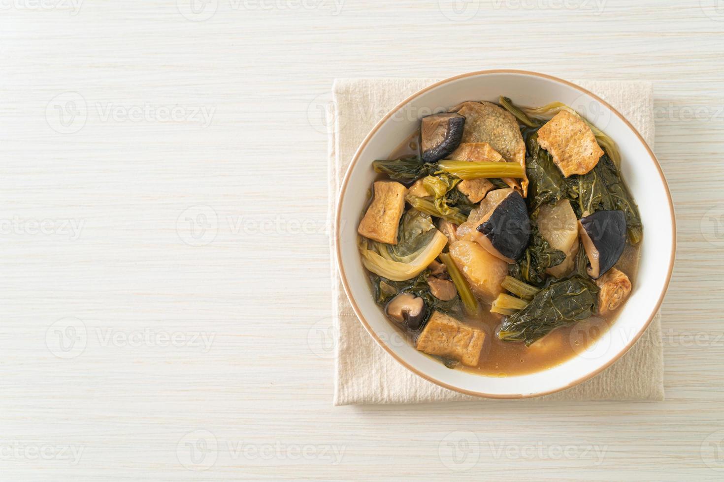 Guiso de verduras chino con tofu o sopa mezcla de verduras foto