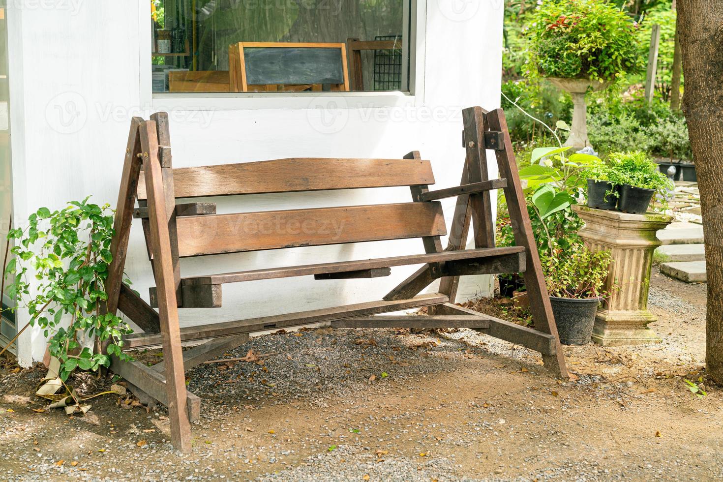 Banco de madera vacío en el jardín foto