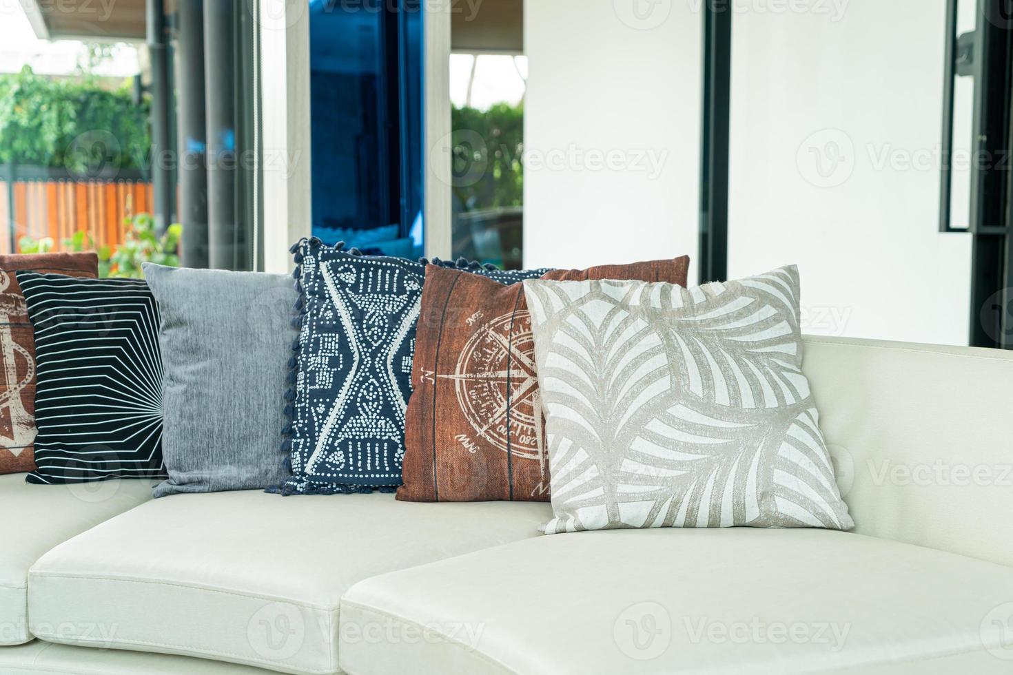 decoración de almohadas en el sofá foto