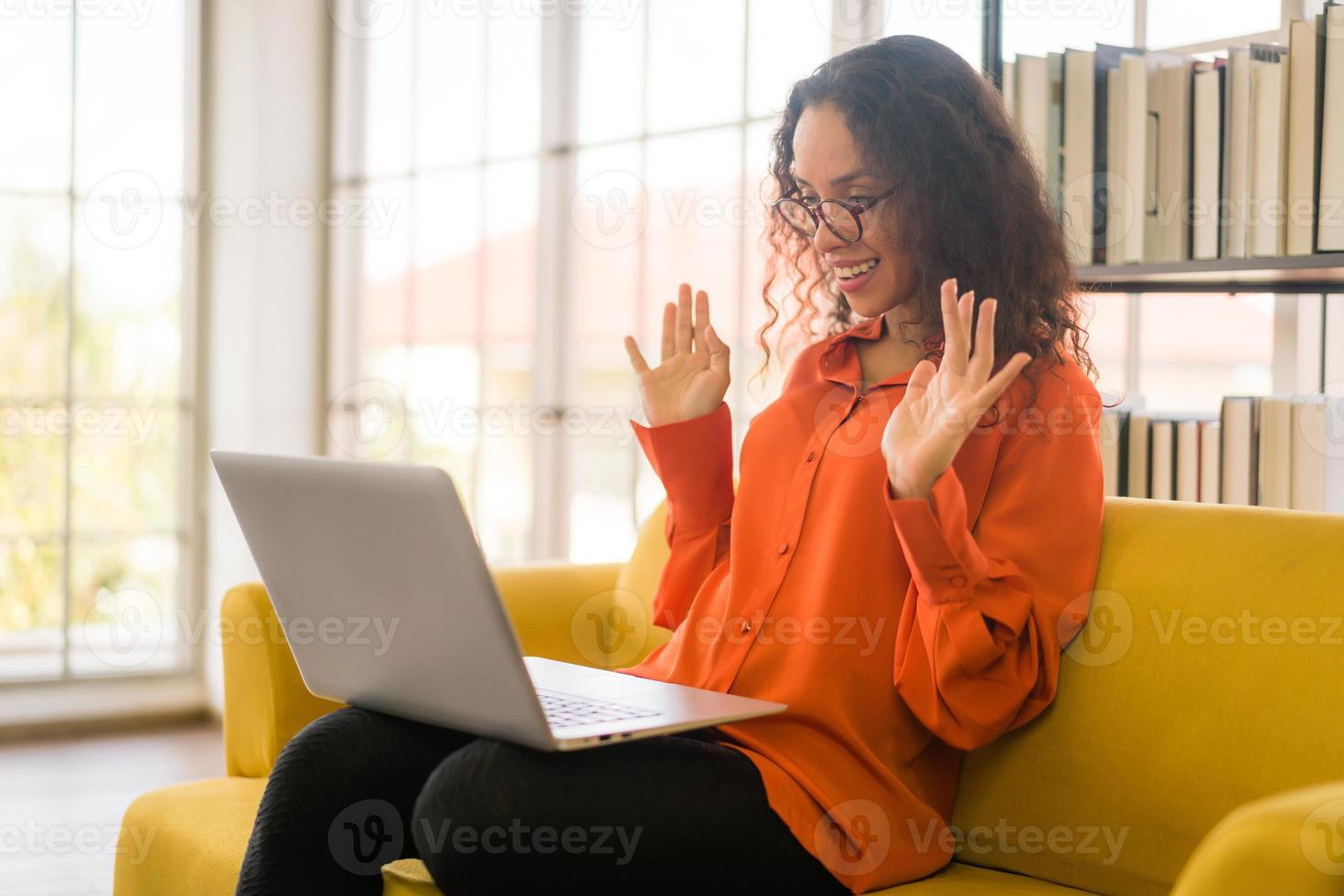 mujer latina, trabajando, con, computador portatil, en, sofá foto