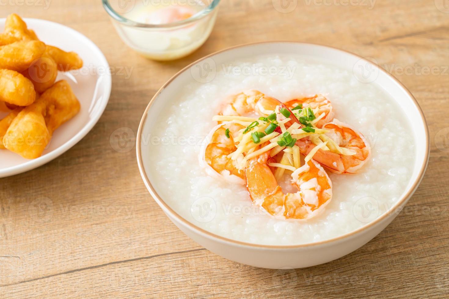 congee con camarones y jengibre fresco foto