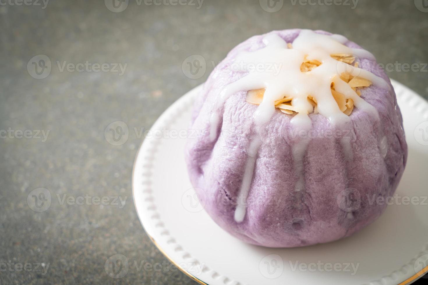 bollo de taro con crema de azúcar blanco y nuez foto