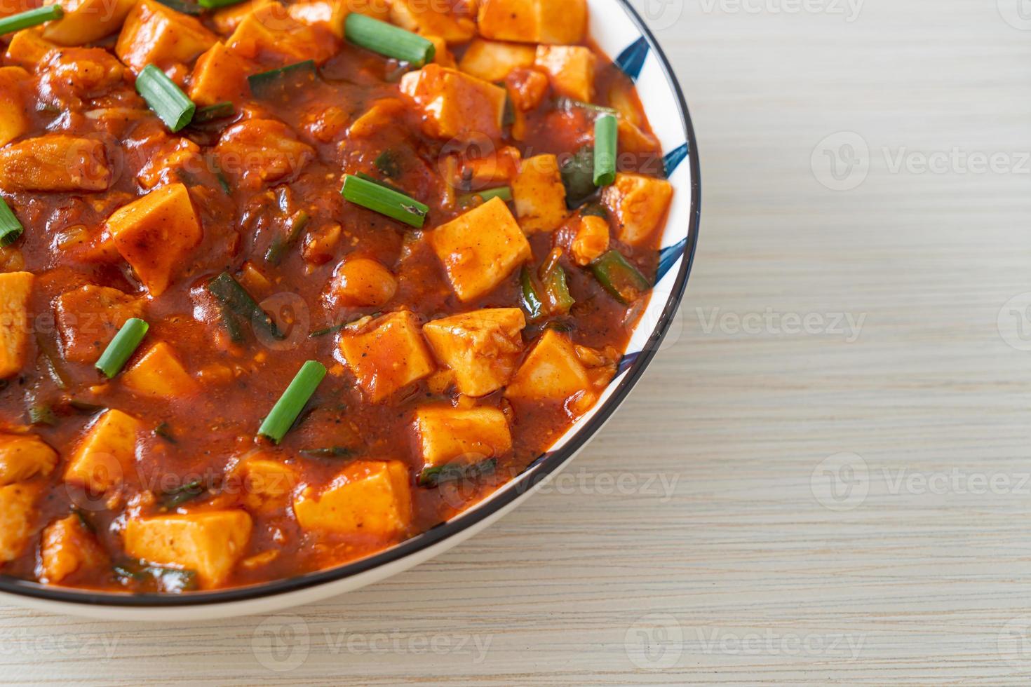 mapo tofu - el plato tradicional de Sichuan de tofu sedoso y carne molida, lleno de mala sabor de aceite de chile y granos de pimienta de Sichuan. foto