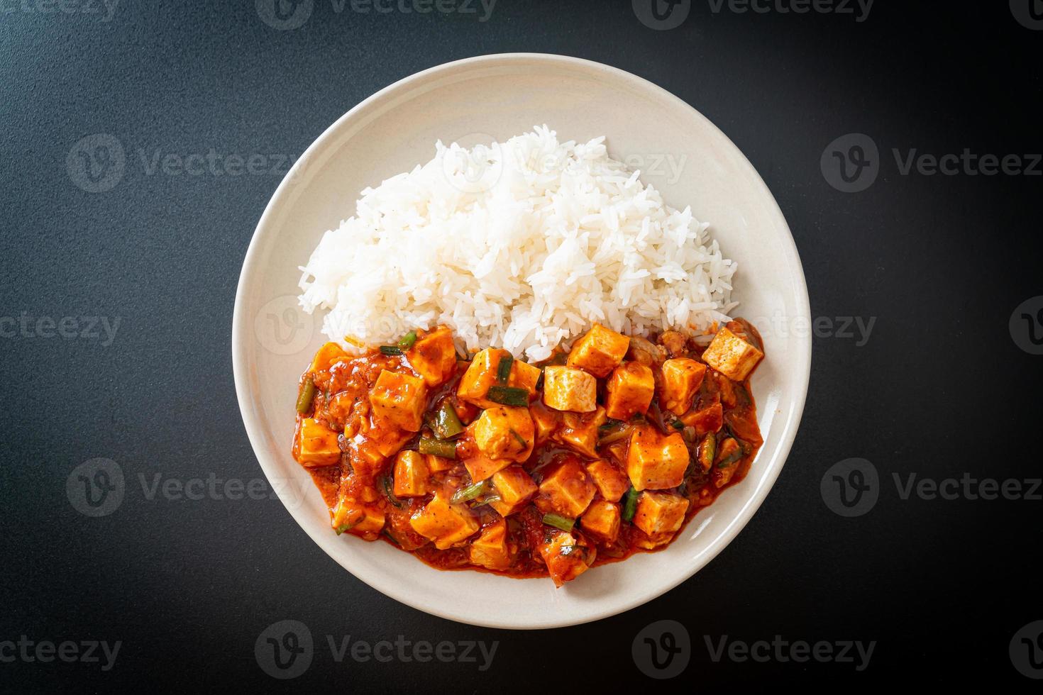 mapo tofu - el plato tradicional de Sichuan de tofu sedoso y carne molida, lleno de mala sabor de aceite de chile y granos de pimienta de Sichuan. foto