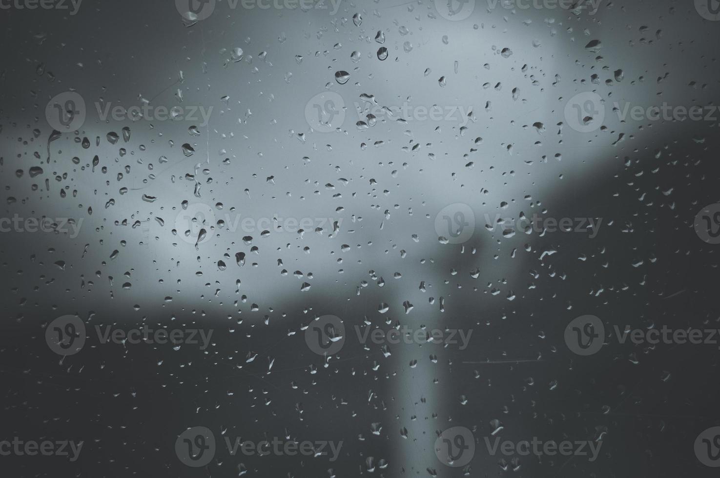 gotas de lluvia sobre el vidrio foto