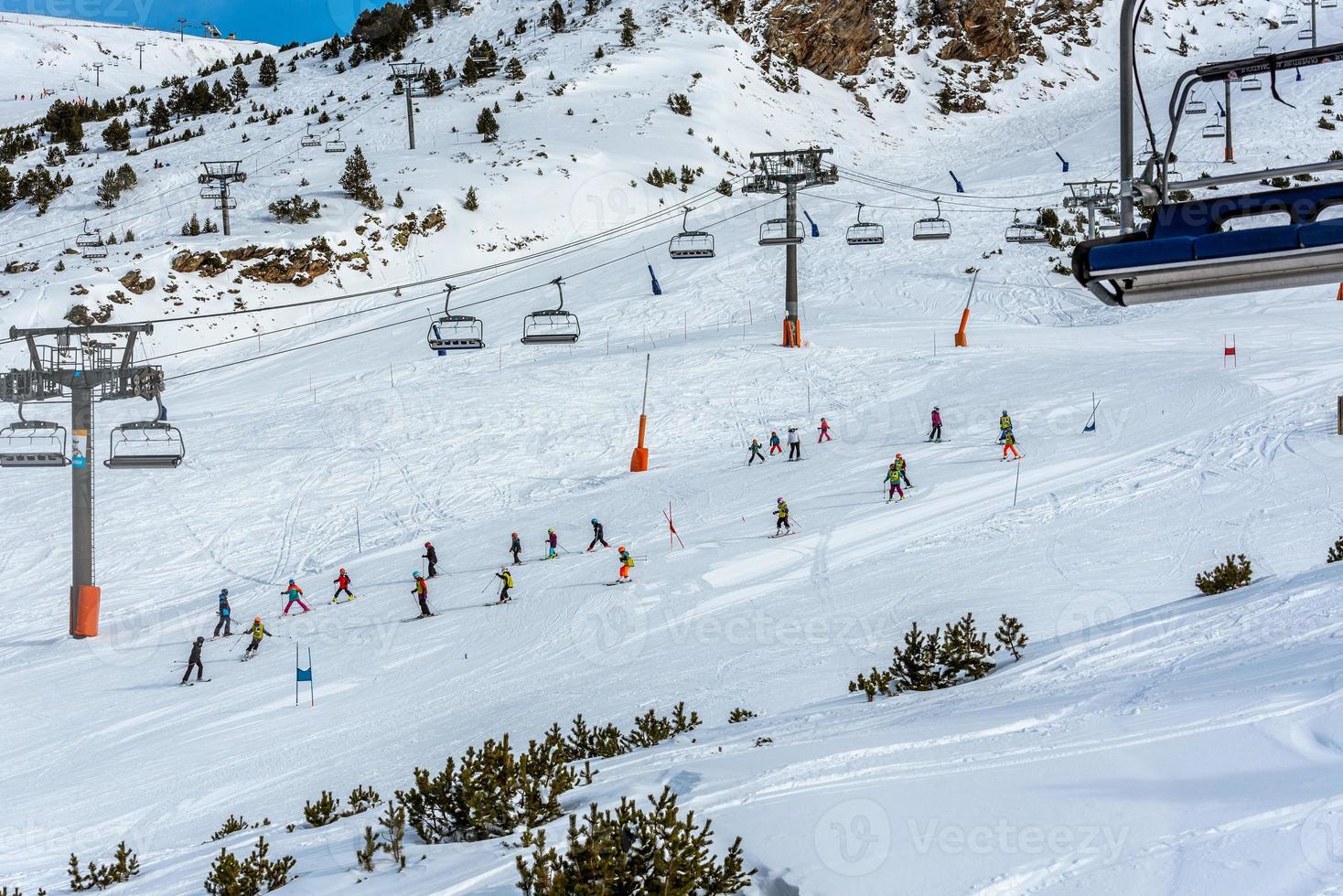 clase de esquí escolar en la estación de esquí de grandvalira en andorra en tiempos de covid19 en invierno 2020 foto