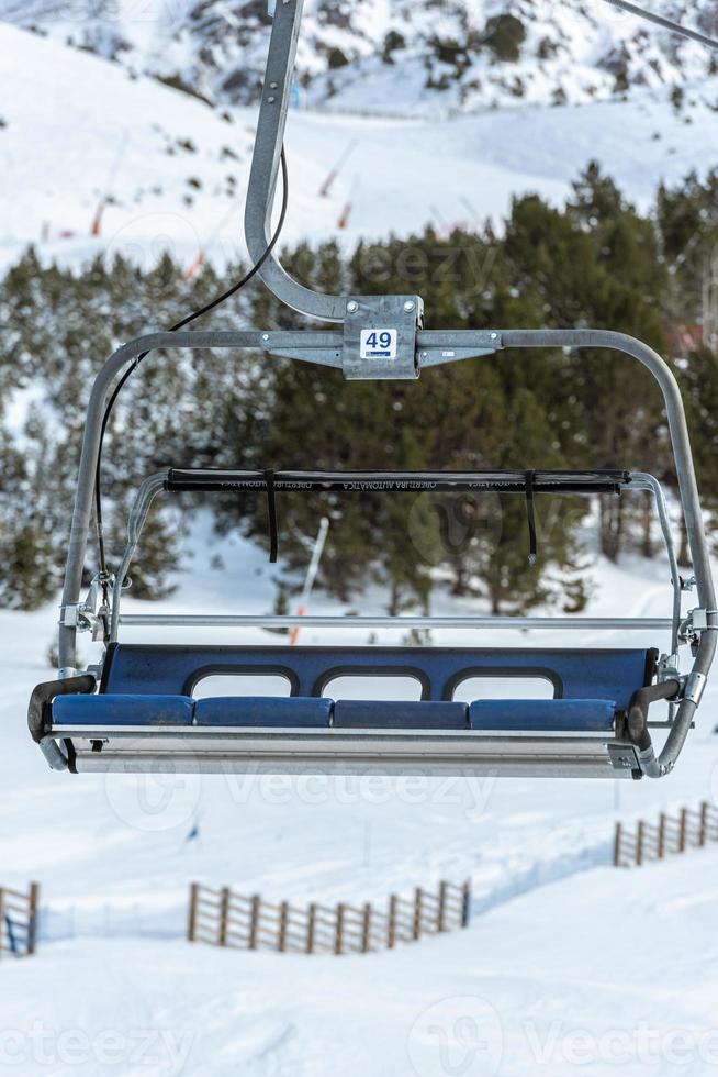 Asiento libre en la estación de esquí de grandvalira en andorra en tiempos de covid19 en invierno 2021 foto