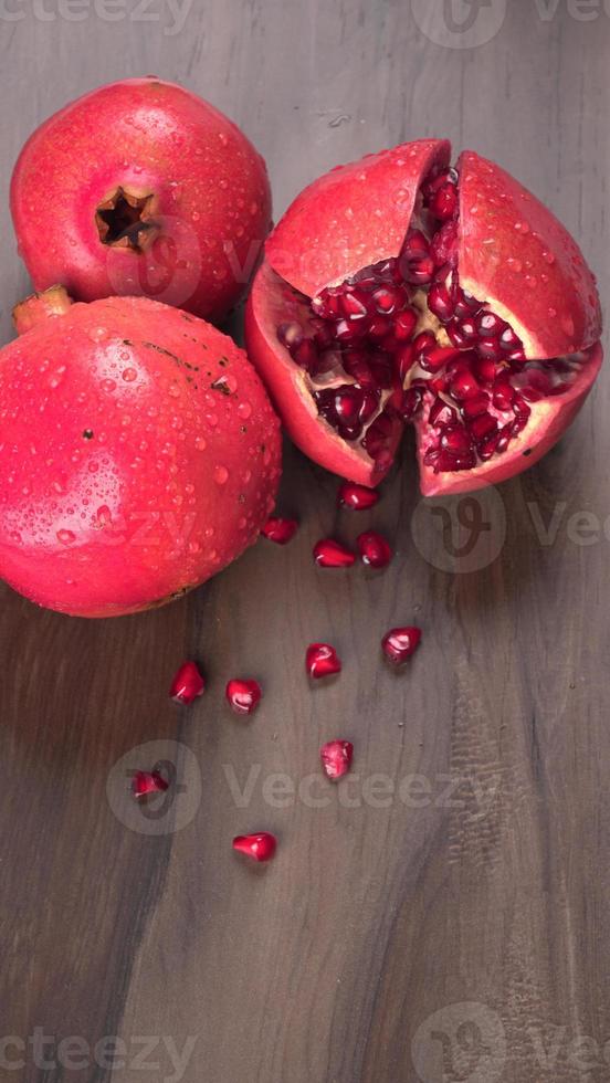 granada fresca. rico en antioxidantes naturales. concepto de frutos rojos, vitaminas y antioxidantes naturales para la piel de la belleza. foto