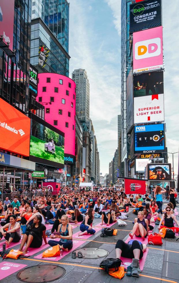 Ciudad de Nueva York, EE.UU. - 21 de junio de 2016. la gente en la concentración anual de yoga en el solsticio de verano en Times Square, símbolo icónico de la ciudad de Nueva York foto