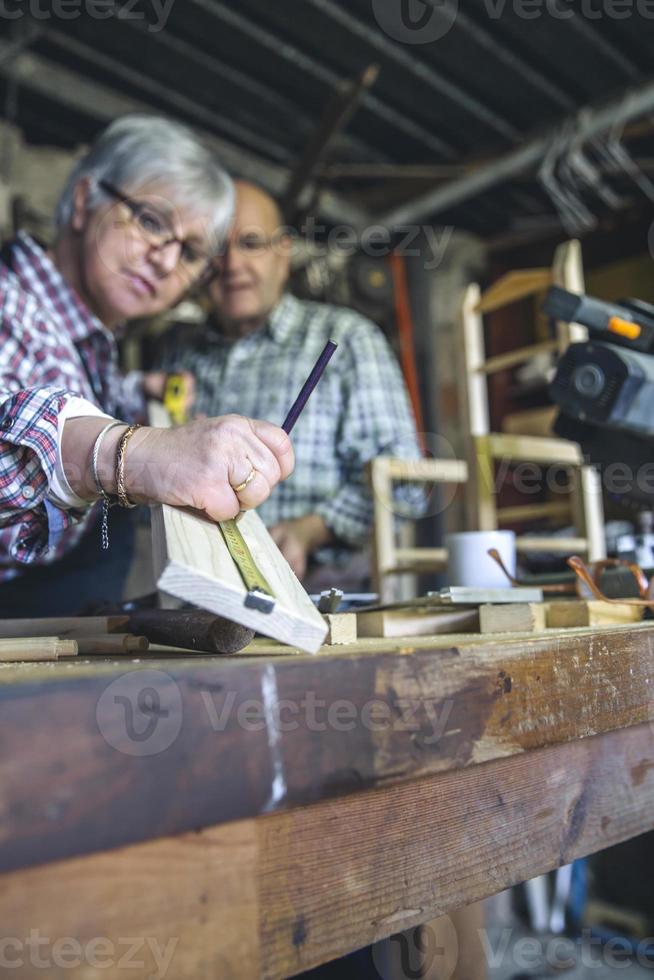 pareja senior en una carpintería foto