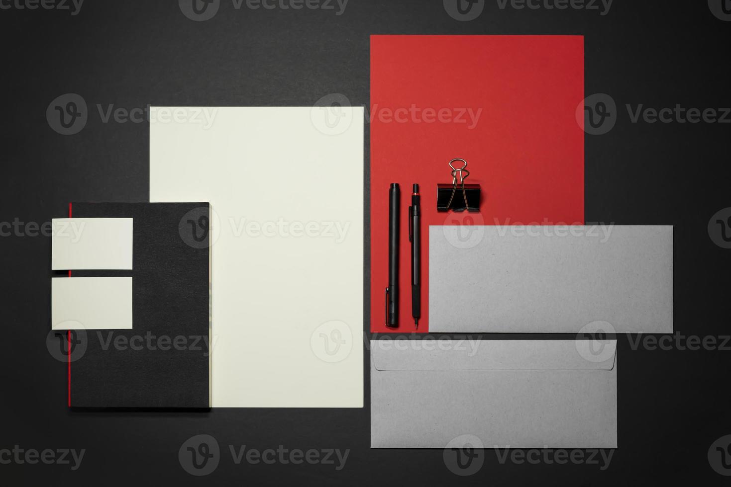plantilla de maqueta de marca de papelería con membrete rojo a4, tarjeta de visita, sobre, cuaderno de notas. foto