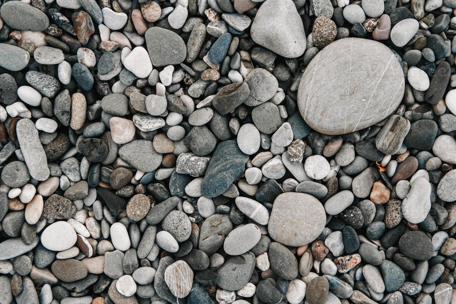 patrón de grava de piedras de colores. Fondo de guijarros de naturaleza abstracta. fondo de piedra. playa de guijarros de mar. vista superior. foto