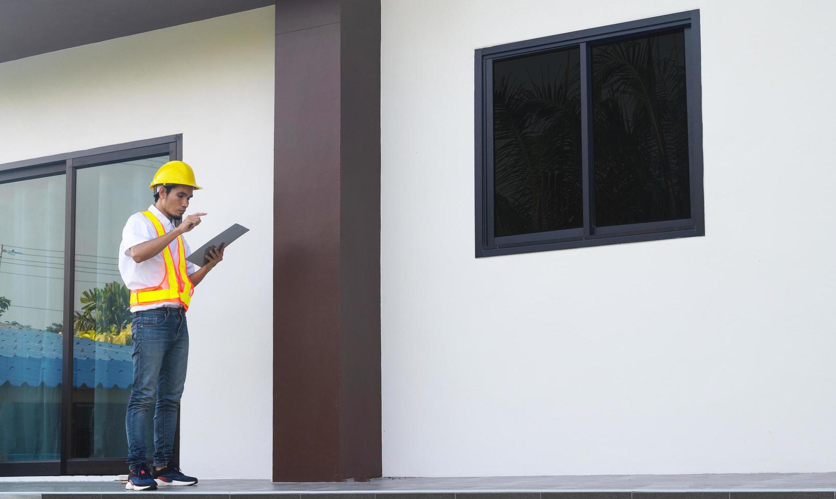 inspección de ingeniero en casa inmobiliaria foto