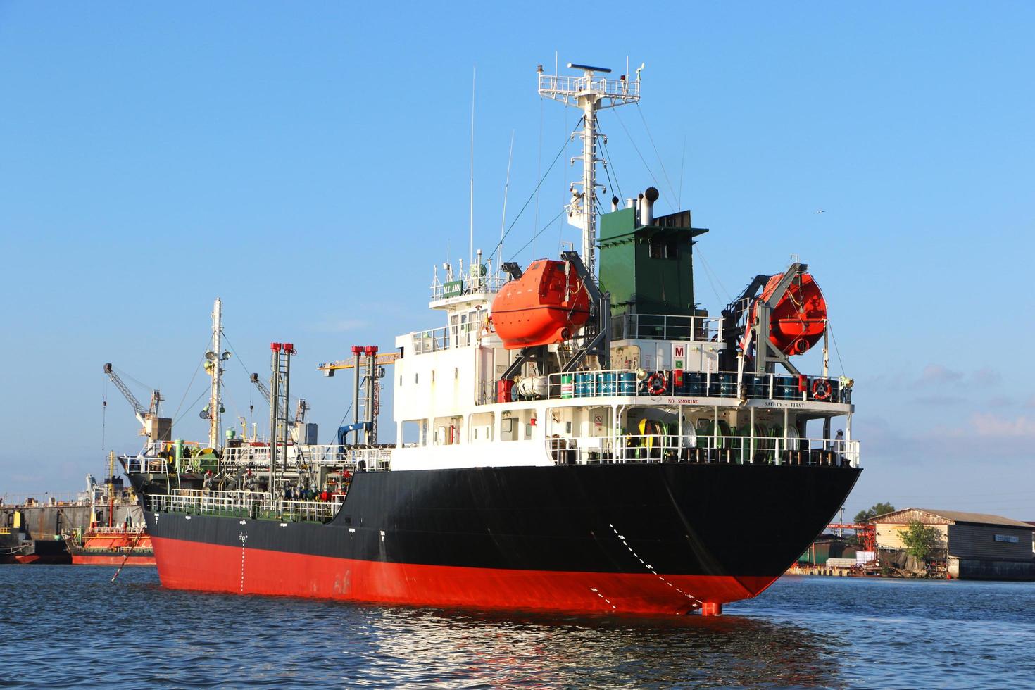 por la noche, barcos de carga, barcos petroleros atracan en el puerto. carga económica de todo el mundo foto