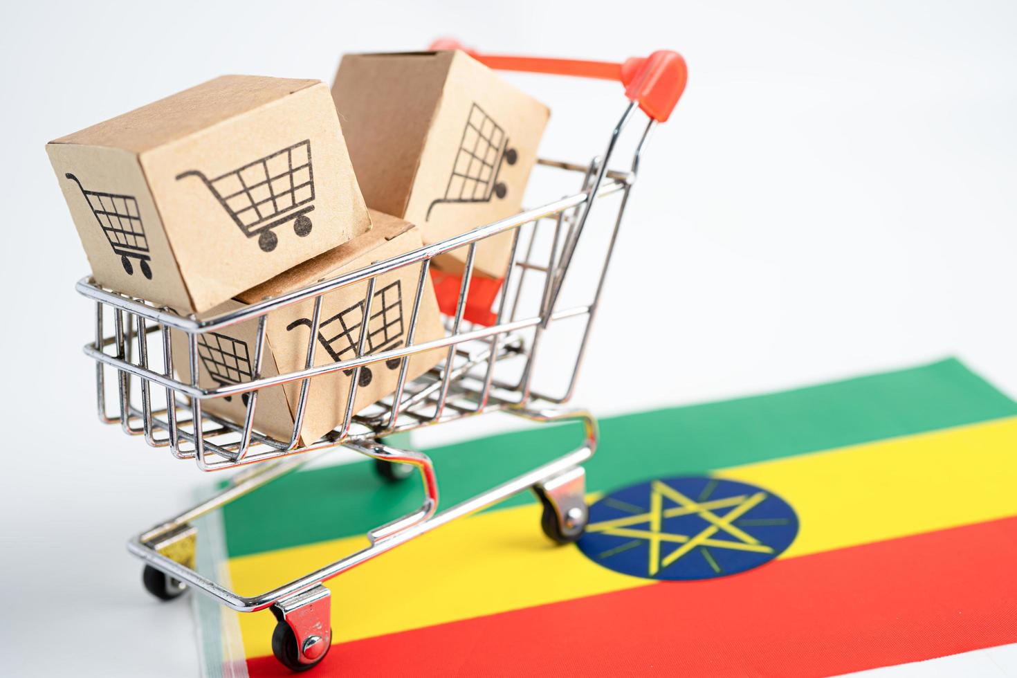 caja con el logotipo del carrito de compras y la bandera de Etiopía, importación, exportación, compras en línea o comercio electrónico, servicio de entrega de finanzas, tienda, envío de productos, comercio, concepto de proveedor. foto