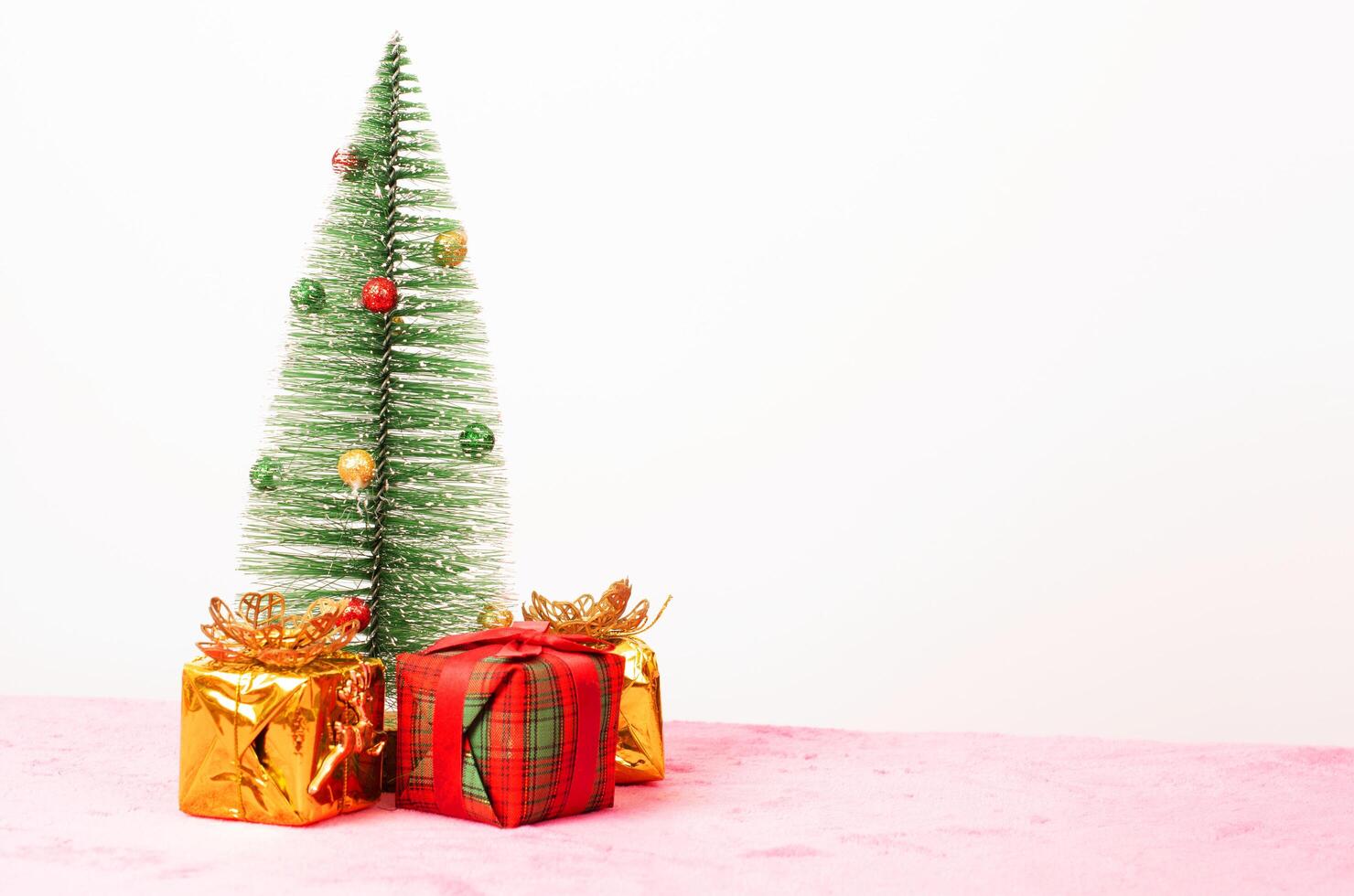 árbol de navidad y caja de regalo de oro para fondos navideños navideños foto