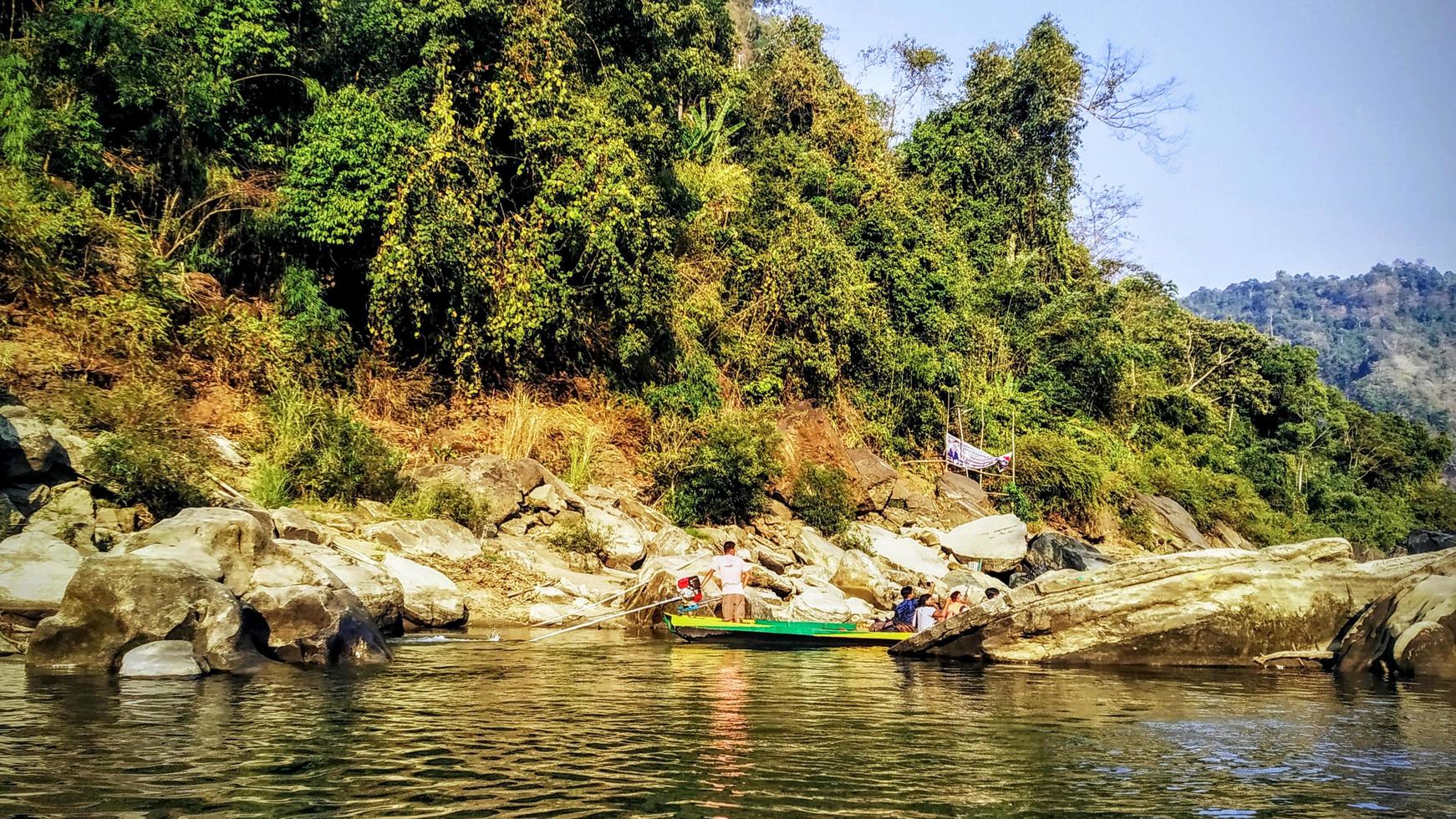 naturaleza de ladera con canal foto