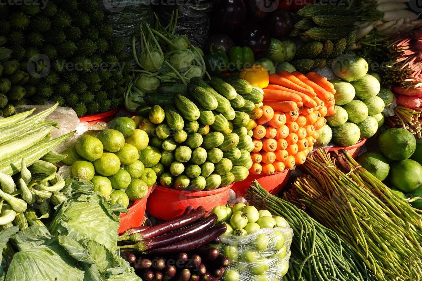 Venta de verduras frescas en el mercado local en Dhaka. foto