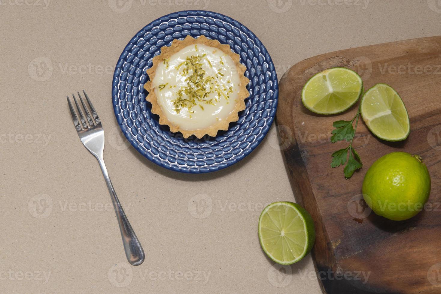 Vista superior de la tartaleta con crema de limón y chips de cítricos en la mesa de madera vieja, copie el espacio. enfoque selectivo. foto