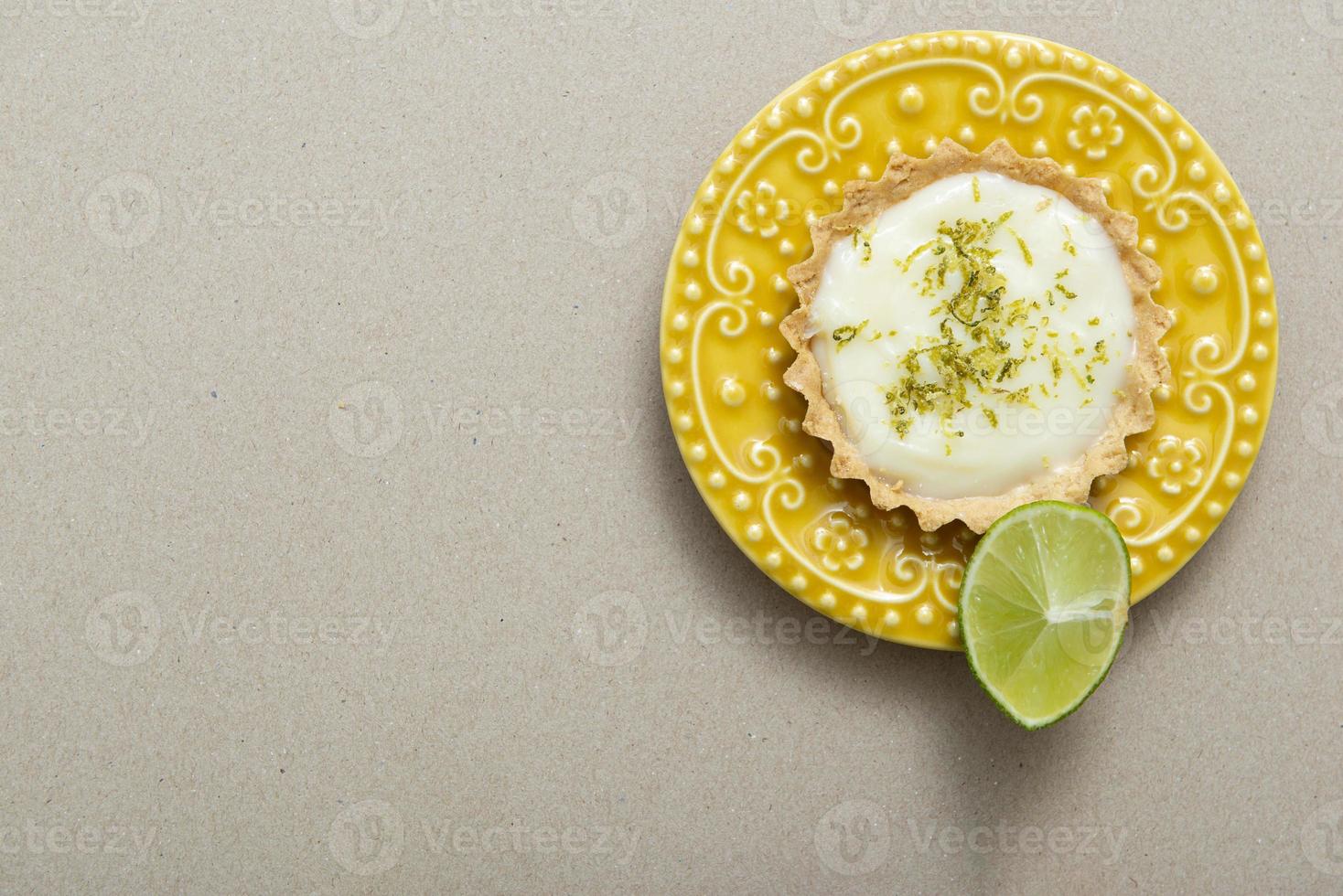 Vista superior de la tarta de limón en un hermoso plato vintage amarillo. foto