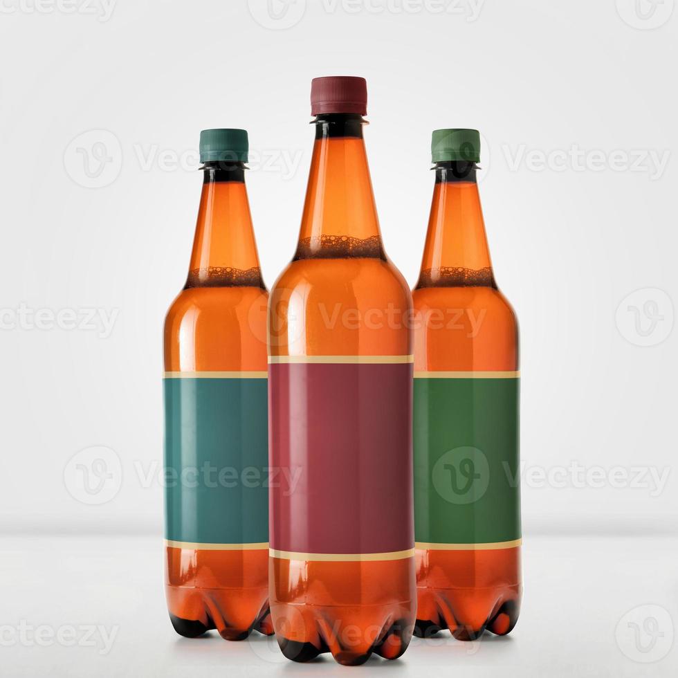 Maqueta de botellas de cerveza marrón aislado en blanco - etiqueta en blanco foto