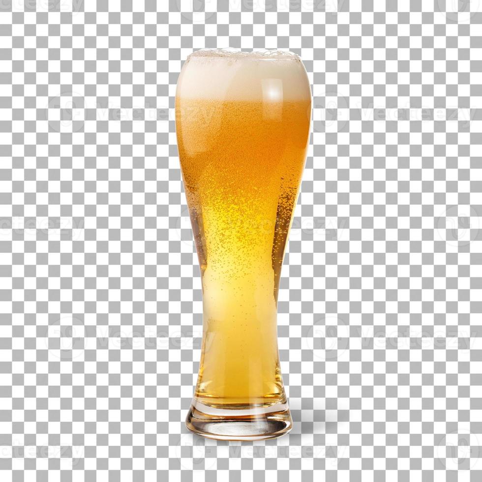 Cerveza fría aislada sobre vidrio con espuma foto