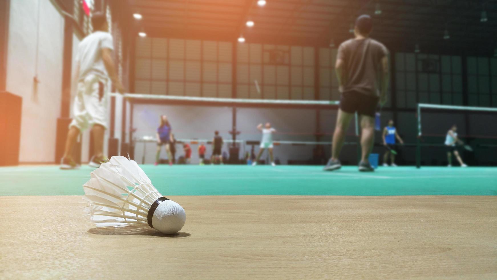 viejo volante de bádminton en el suelo. foto