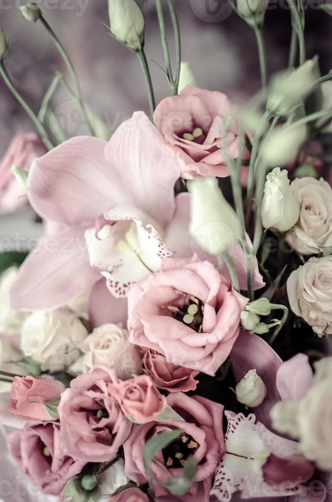 ramo de orquídeas y rosas sobre un fondo hermoso foto