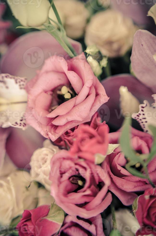 ramo de orquídeas y rosas sobre un fondo hermoso foto