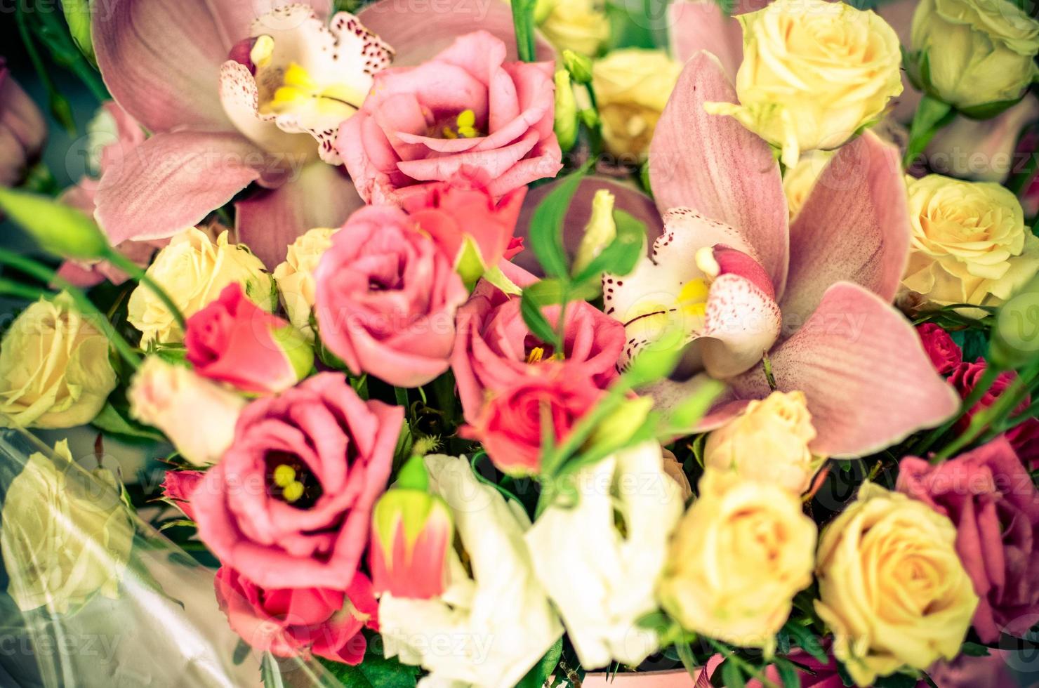 ramo de orquídeas y rosas sobre un fondo hermoso foto