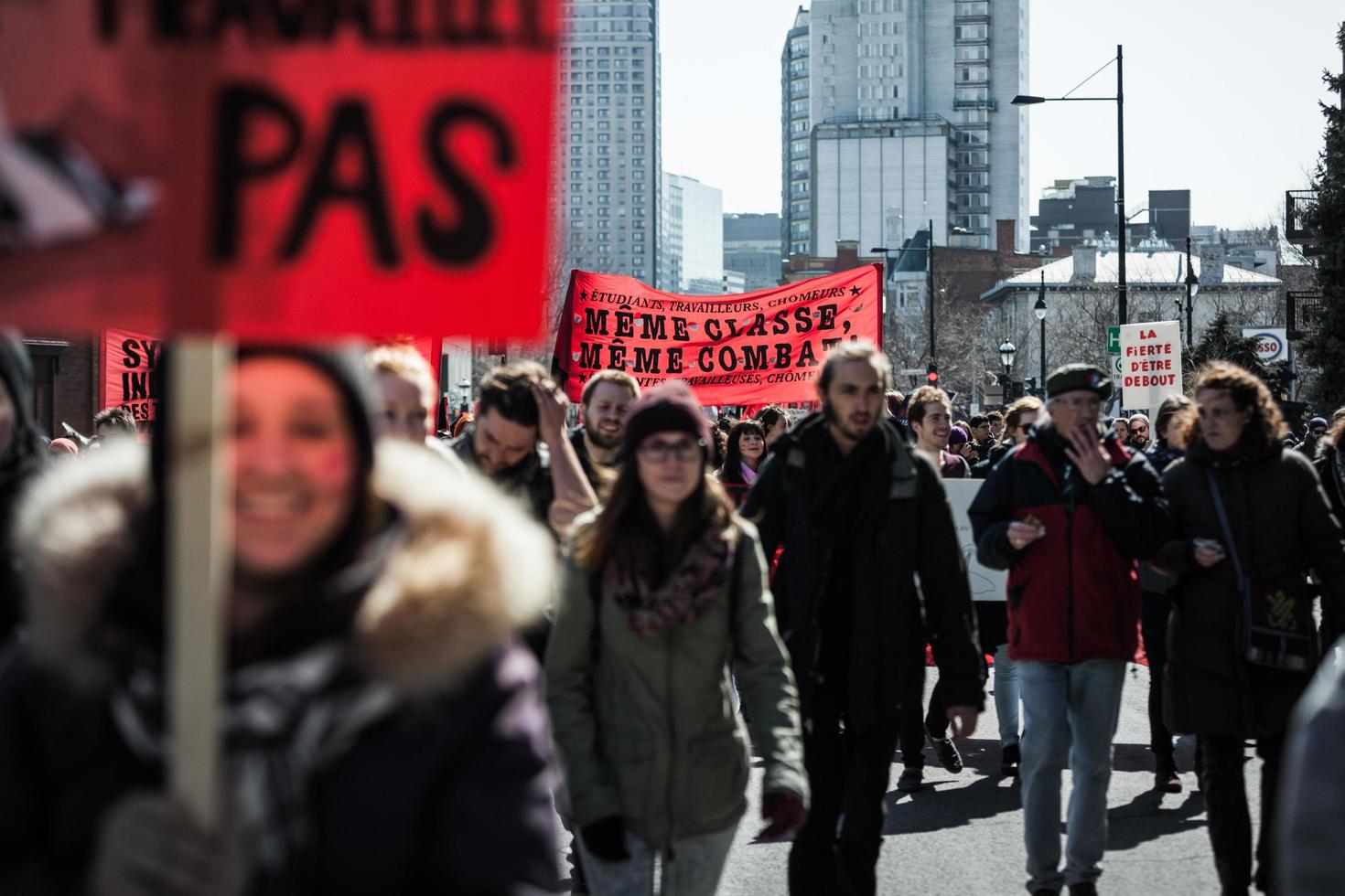 Montreal, Canadá 02 de abril de 2015 - los manifestantes toman el control de las calles foto