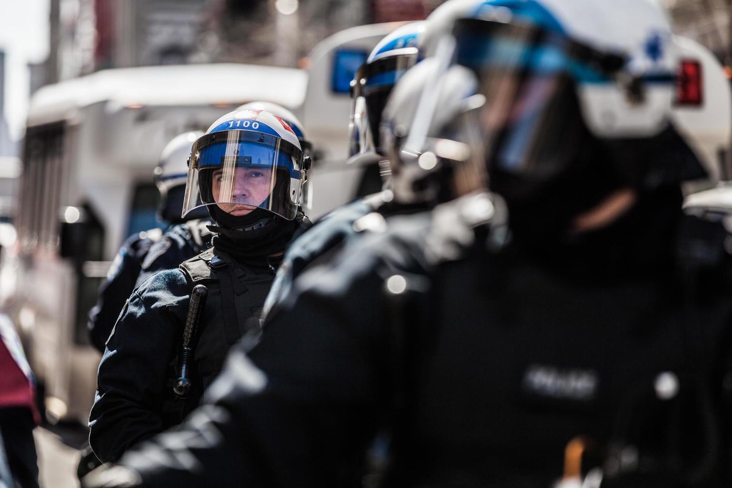 Montreal, Canadá 02 de abril de 2015 - Primer plano de retratos de policías listos en caso de problema foto