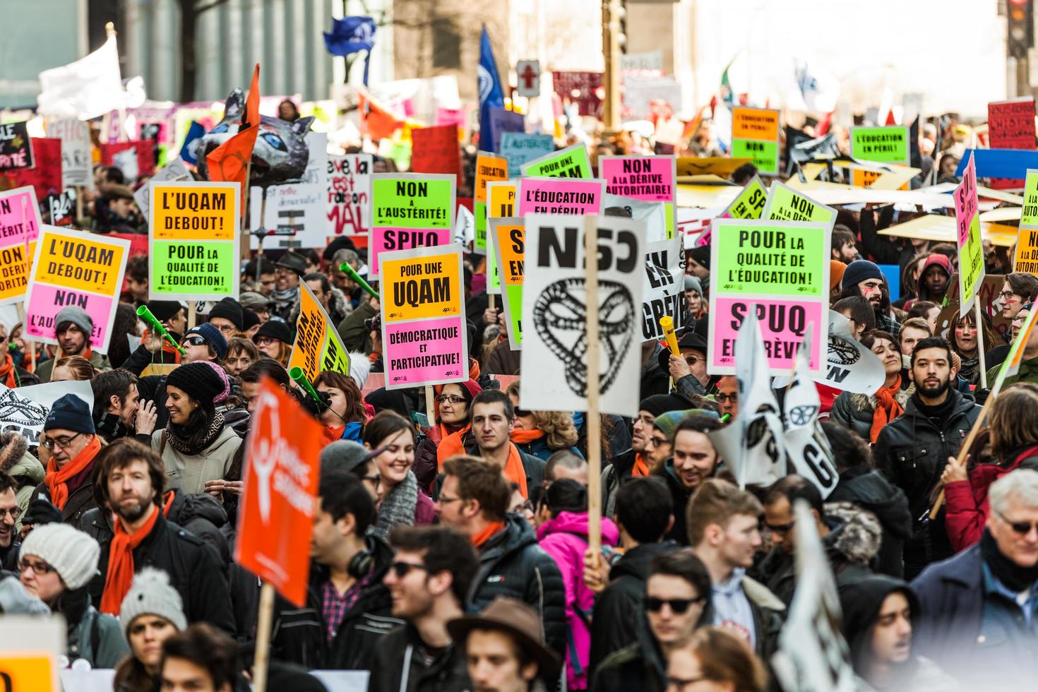 montreal, canadá 02 de abril de 2015 - manifestantes sosteniendo todo tipo de carteles, banderas y pancartas en las calles. foto