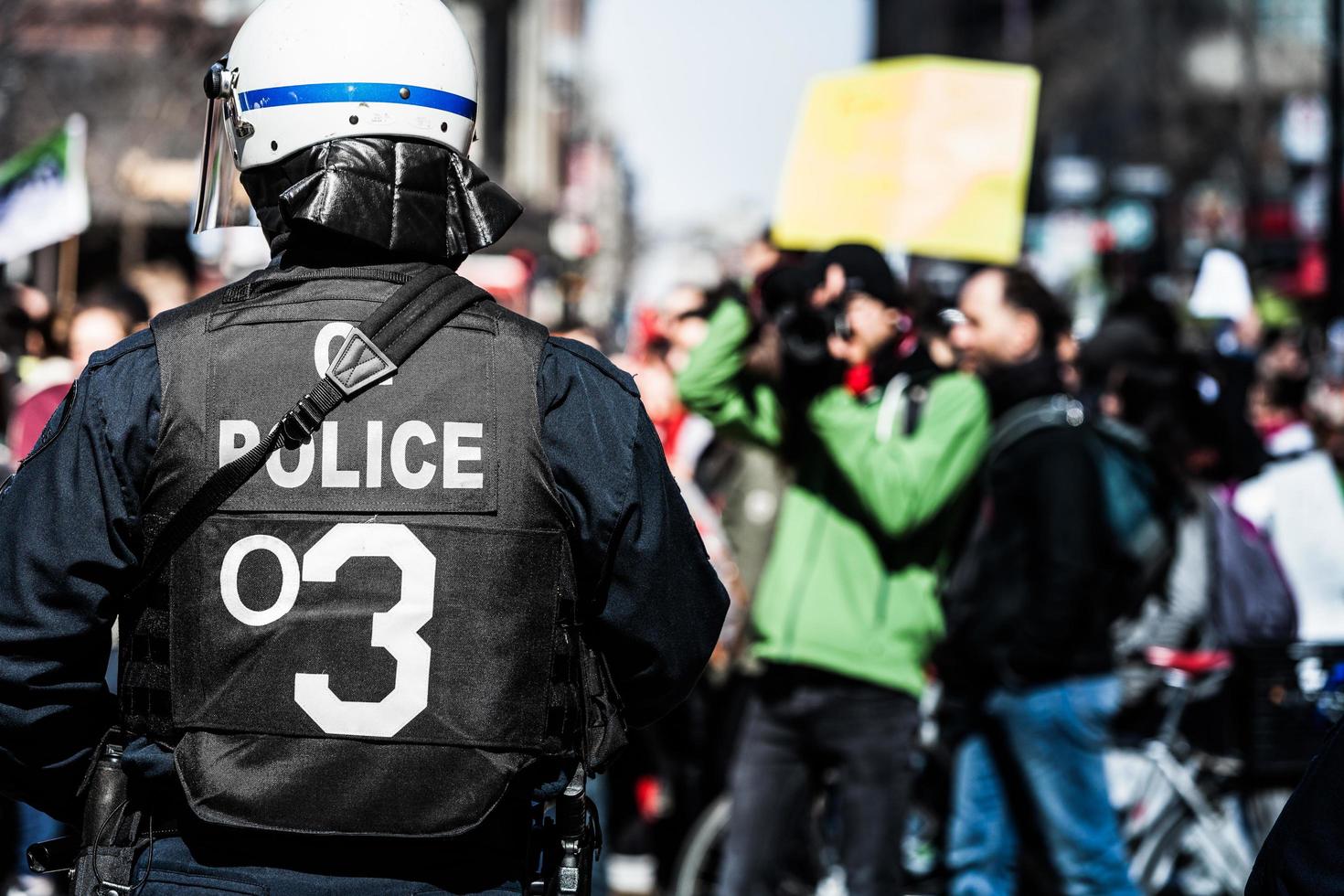 Montreal, Canadá 02 de abril de 2015 - Detalle de la parte de atrás de una policía frente a los manifestantes. foto