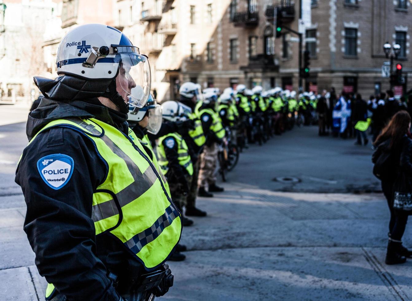 Montreal, Canadá 02 de abril de 2015 - policías haciendo una línea para controlar a los manifestantes foto