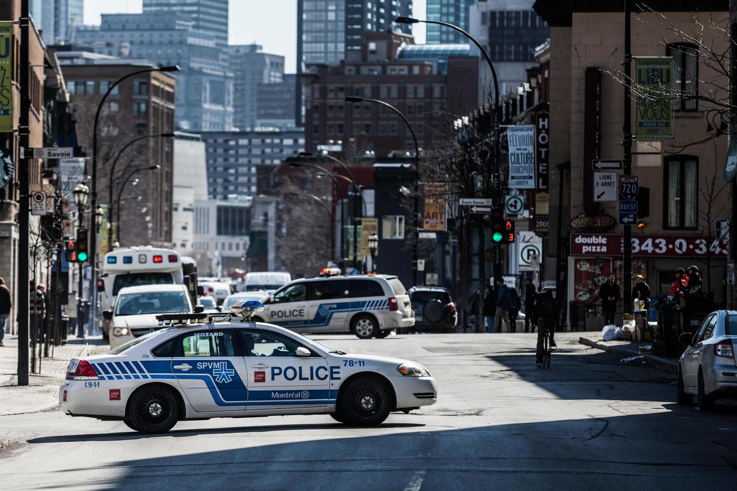 Montreal, Canadá 02 de abril de 2015 - coche de policía en medio de la calle bloqueando el tráfico foto