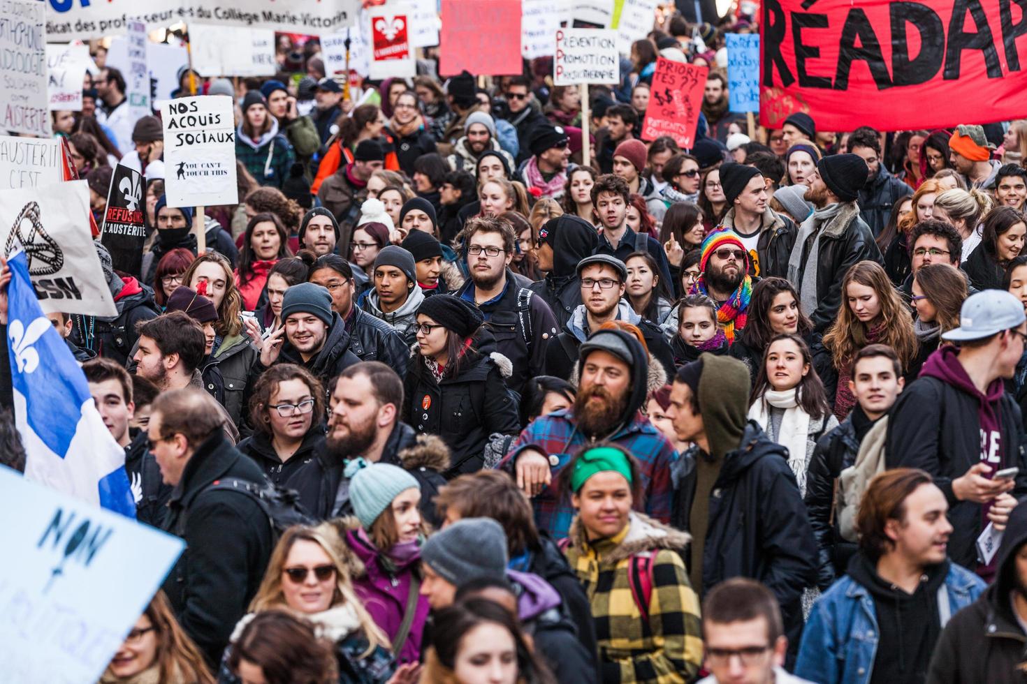 montreal, canadá 02 de abril de 2015 - manifestantes sosteniendo todo tipo de carteles, banderas y pancartas en las calles. foto