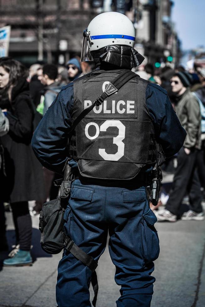 Montreal, Canadá 02 de abril de 2015 - Detalle de la parte de atrás de una policía frente a los manifestantes. foto