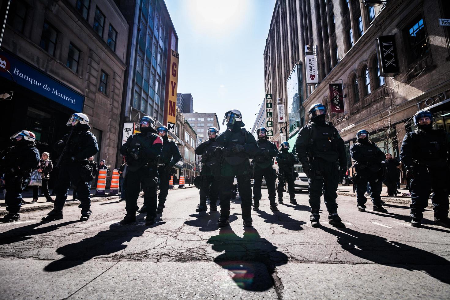 montreal, canadá 02 de abril de 2015 - grupo épico de policías listos para reaccionar en caso de problemas con los manifestantes. foto
