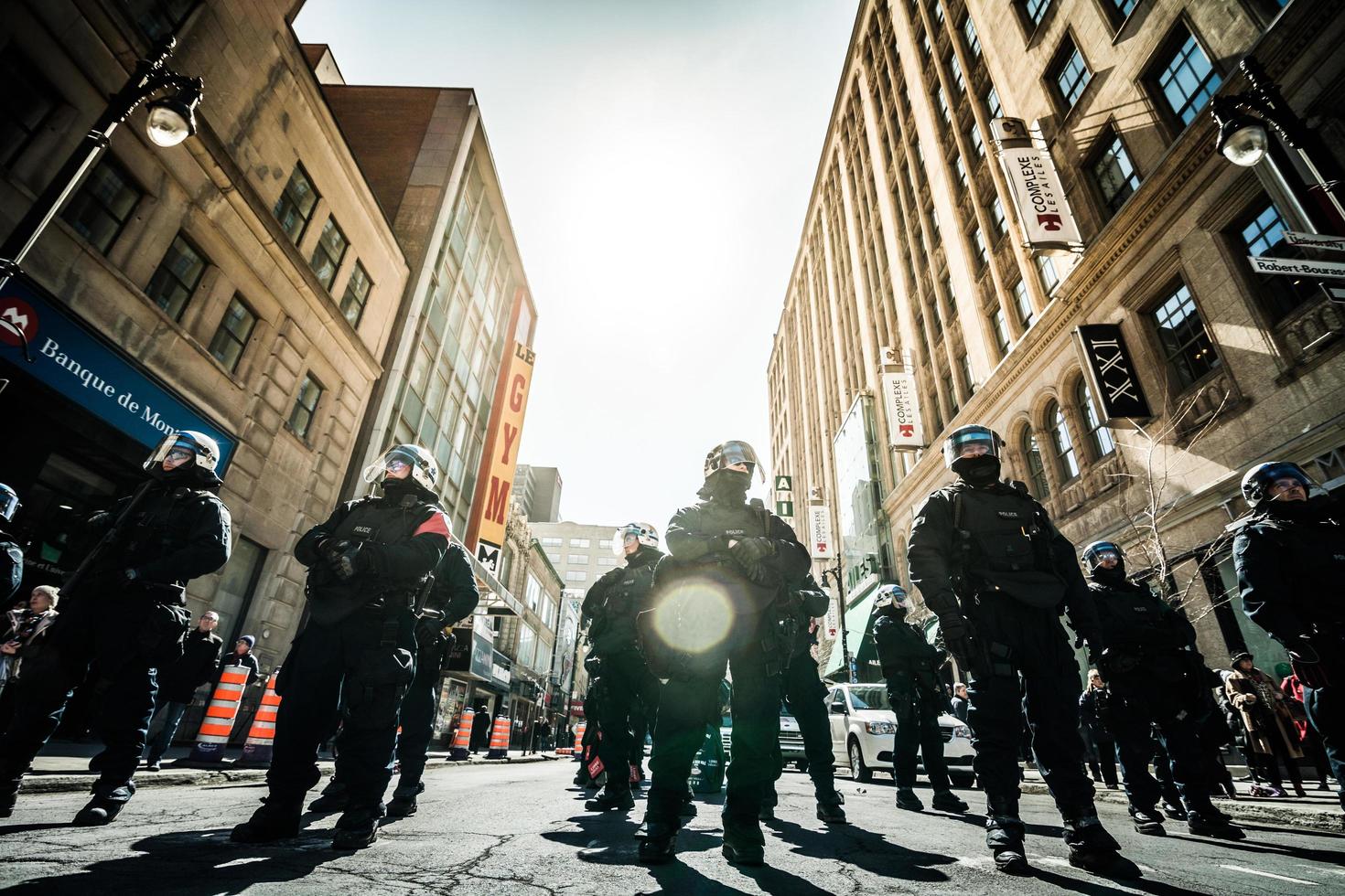 montreal, canadá 02 de abril de 2015 - grupo épico de policías listos para reaccionar en caso de problemas con los manifestantes. foto