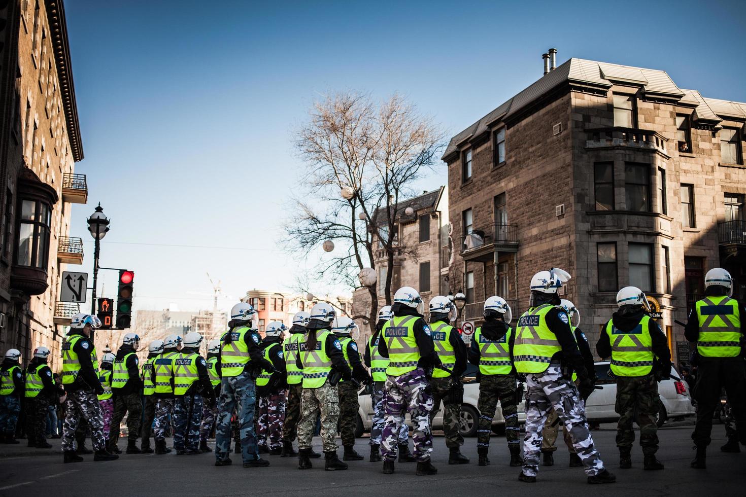 Montreal, Canadá 02 de abril de 2015 - policías haciendo una línea para controlar a los manifestantes foto