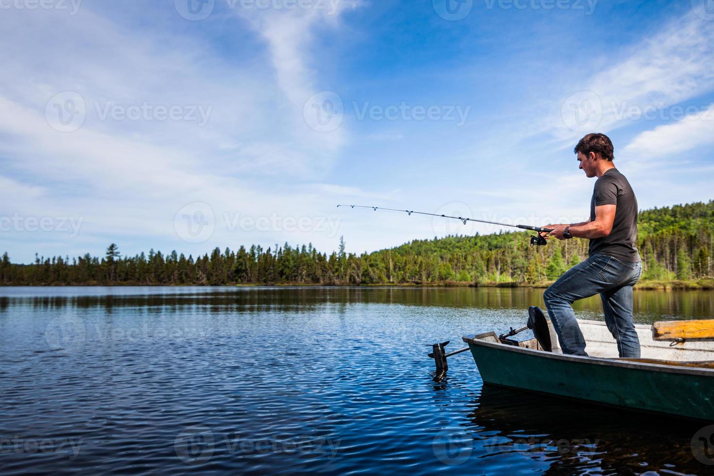 Adultos jóvenes pescando truchas en un lago tranquilo foto